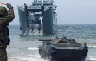 Два человека попали под гусеничную машину в Польше