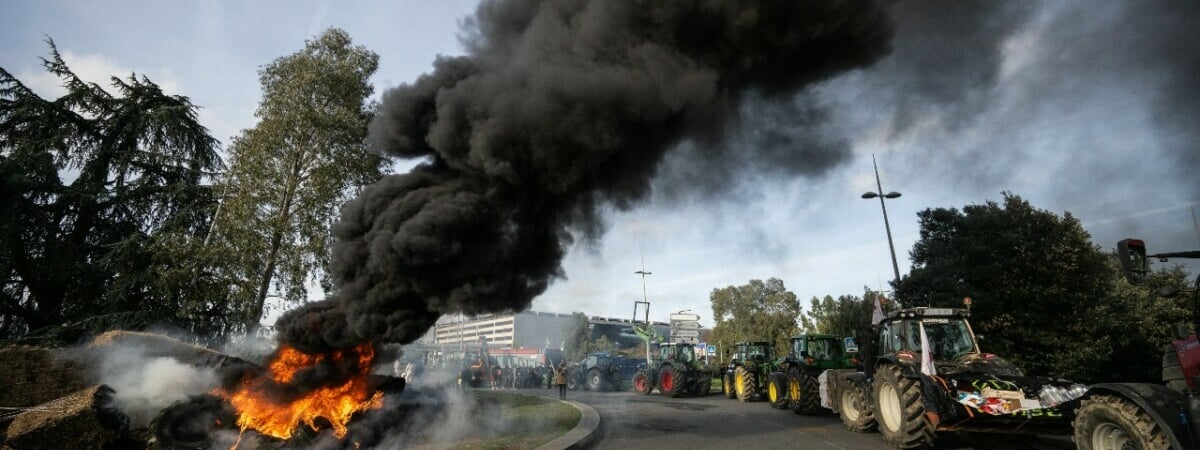 «Мы заморим Париж голодом» — Фермеры заблокировали дороги во Франции — Фото