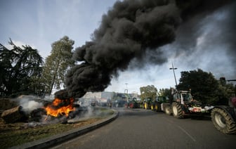 «Мы заморим Париж голодом» — Фермеры заблокировали дороги во Франции — Фото