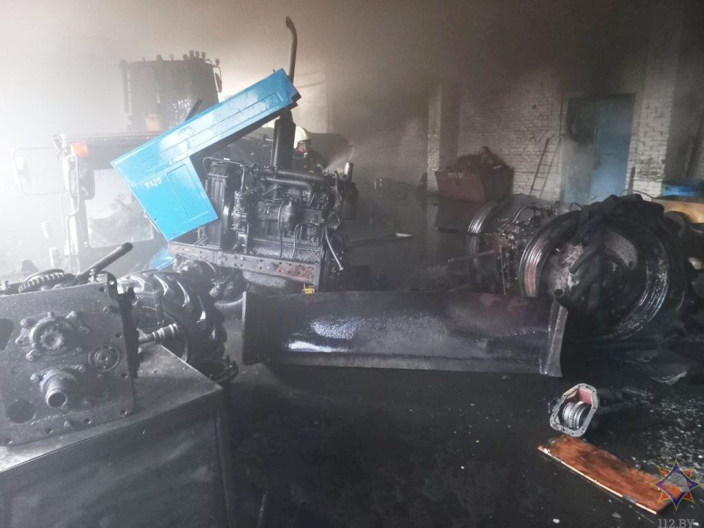 В Кобринском районе загорелся трактор