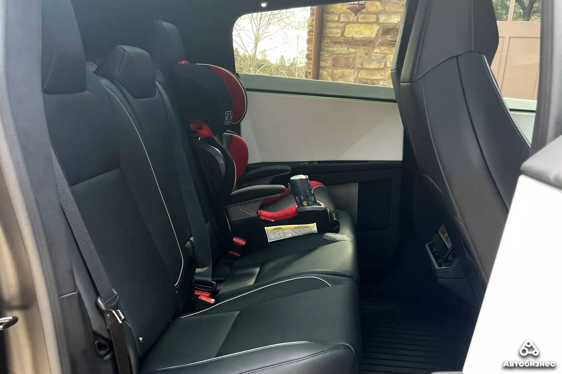 Задний ряд Tesla Cybertruck