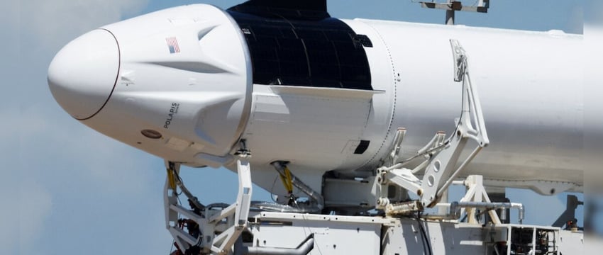 SpaceX отложила историческую миссию с первым в истории частным выходом в открытый космос.