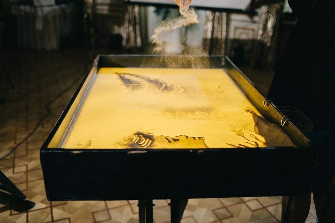 Ушла из найма, чтобы устраивать зрелищные шоу с песком. Вот как белоруска развивает необычный бизнес