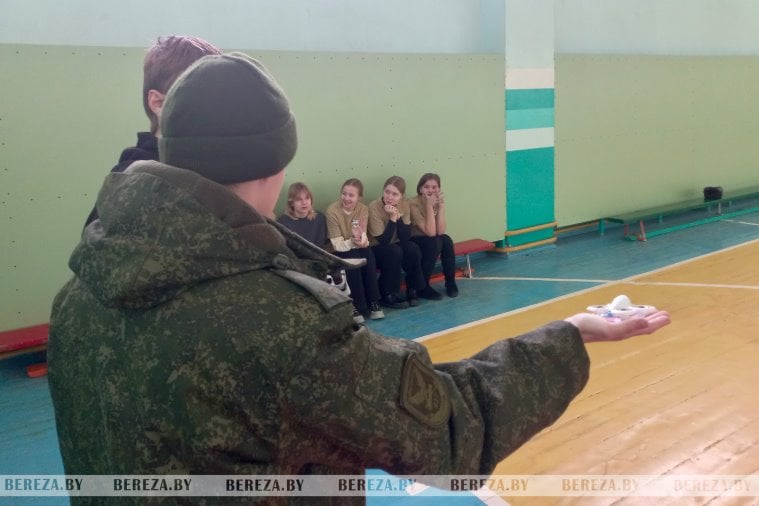 Школьники в Березе начали изучать управление дронами