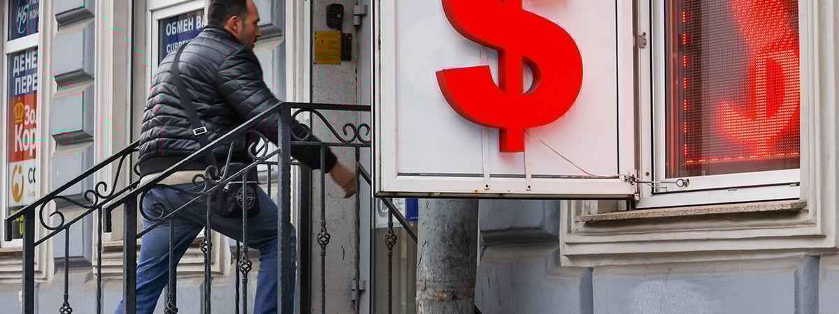 Доллар слегка сдал, юань упал до минимума за 610 дней. Почему не изменился курс евро?