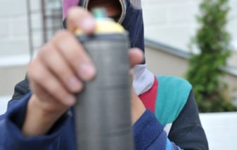 Это хулиганство: почему за поцарапанную машину или разрисованный баннер уже с 14 лет может грозить уголовная ответственность