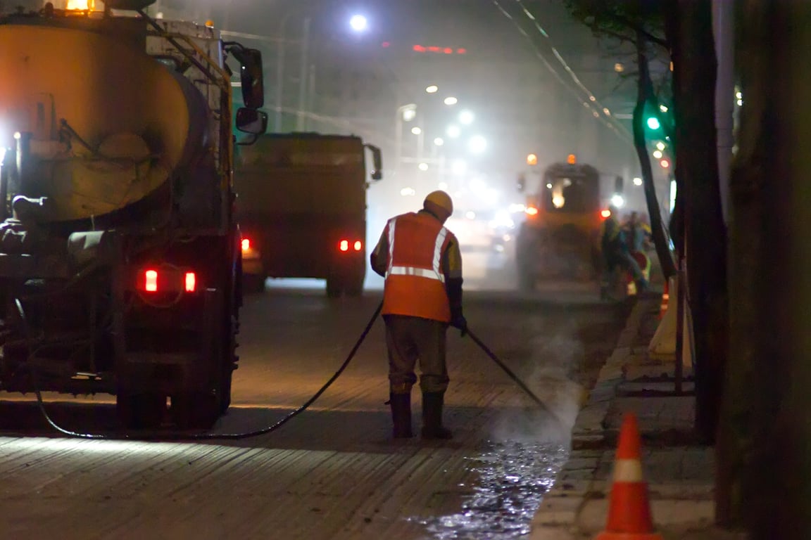 Наносят битум. Ночные работы по замене асфальтобетонного покрытия на улице Ленина в Витебске. Фото Сергея Серебро