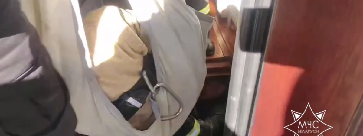 В Островце спасатели помогли ребенку, а в Гродно вытащили из подвала бабушку