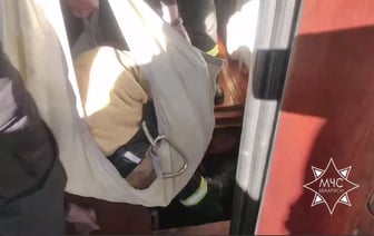 В Островце спасатели помогли ребенку, а в Гродно вытащили из подвала бабушку