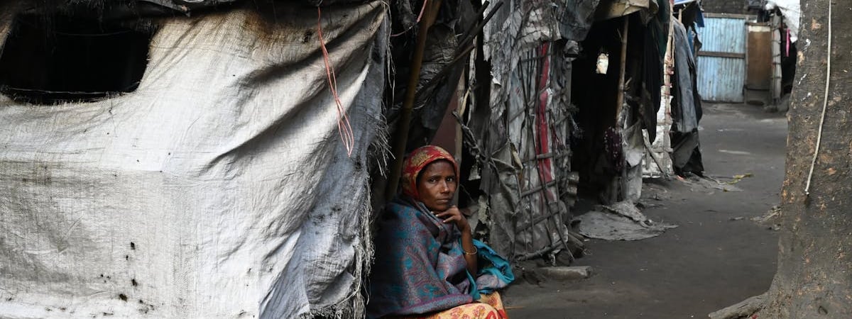 Премьер-министр Бангладеш покинула страну на фоне массовых протестов