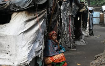 Премьер-министр Бангладеш покинула страну на фоне массовых протестов