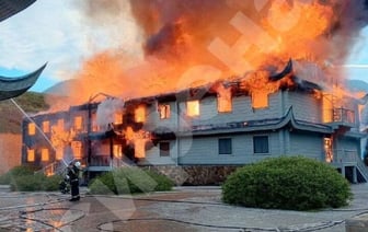 «Нет такого официального объекта». Песков — о сгоревшей на Алтае «даче Путина»