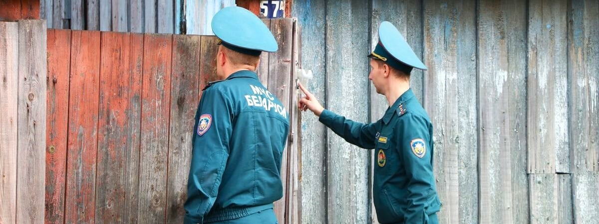 МЧС собралось 24 дня ходить по домам белорусов, вокзалам и общежитиям. Зачем?