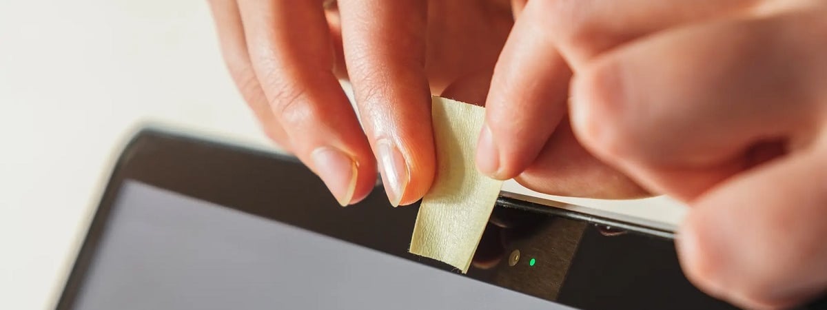 Ученые доказали, что заклеивание камеры на ноутбуке не спасает от хакеров. Что нужно сделать дополнительно? — Полезно