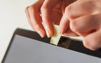 Ученые доказали, что заклеивание камеры на ноутбуке не спасает от хакеров. Что нужно сделать дополнительно? — Полезно