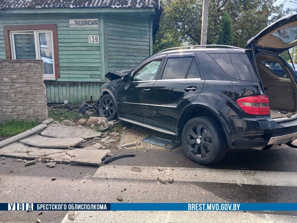 В Бресте Mercedes вылетел с дороги и въехал в угол дома