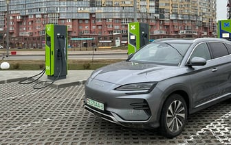 В Минске установили первую зарядную станцию для электрокаров на 100 кВт. Сколько времени нужно для «пополнения» батареи?