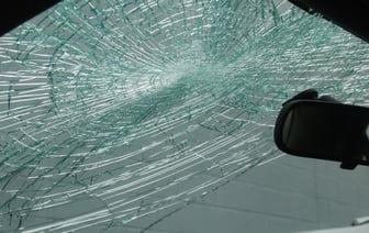 В Гродно окно общежития упало прямо на припаркованный Renault Megane