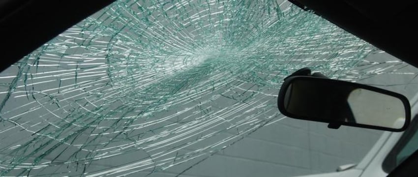 В Гродно окно общежития упало прямо на припаркованный Renault Megane