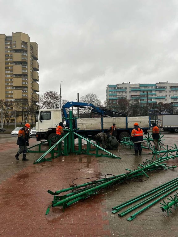В Бресте на месте упавшей ёлки ставят новый каркас