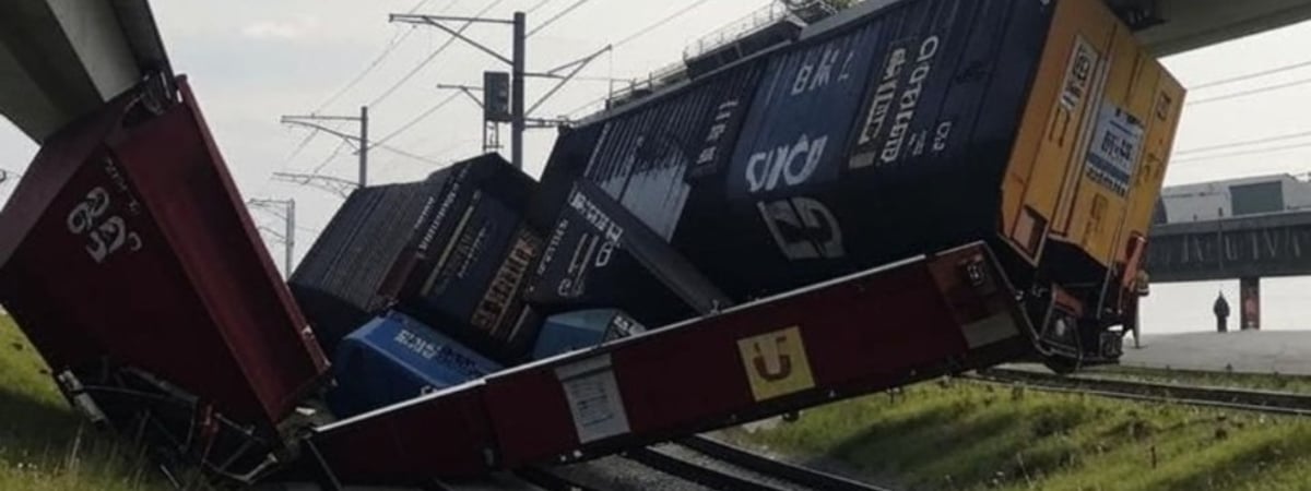 Грузовой поезд сошел с рельсов под Белгородом из-за взрыва на ж/д путях