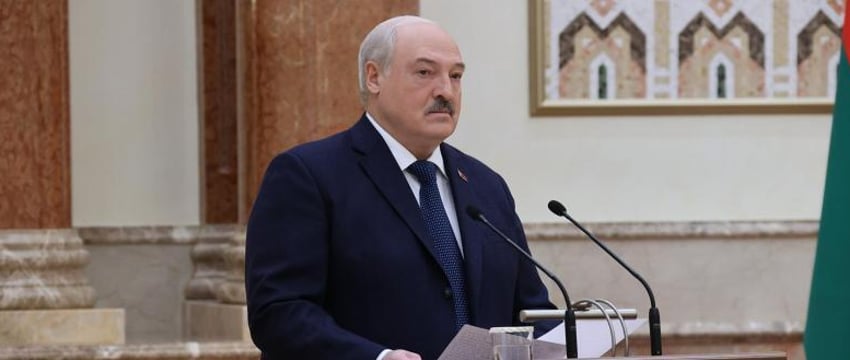Лукашенко назвал Конституцию Беларуси причиной прессинга со стороны Запада