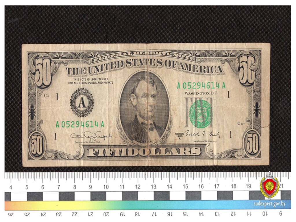 Пять долларов превратились в 50. Белоруска принесла в обменник поддельную купюру