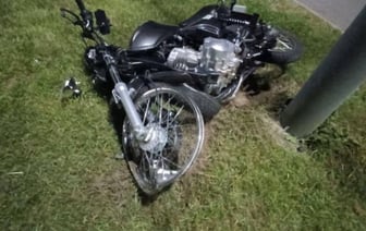 Мотоциклистка врезалась в дорожный знак в Бресте. Она и пассажир госпитализированы