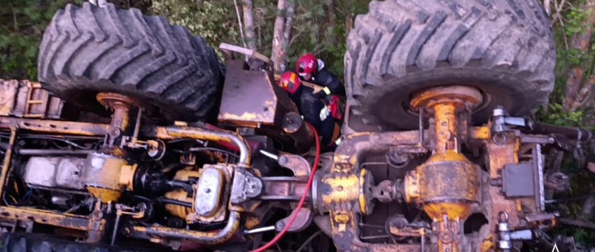 Спасатели достали водителя из перевернувшегося трактора