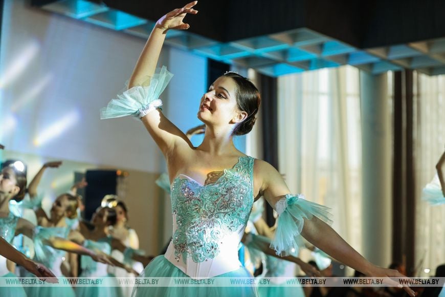 Военнослужащие и медики станцевали на офицерском балу в Бресте