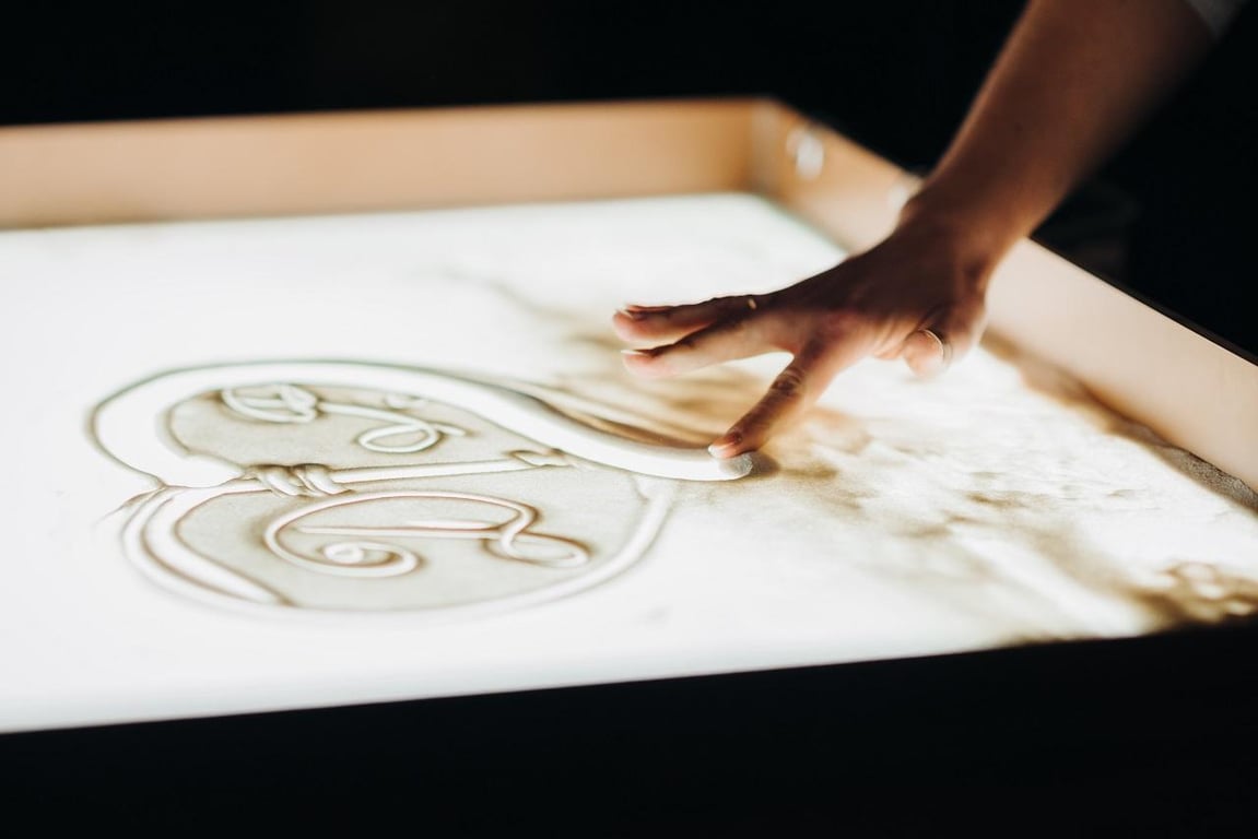 Ушла из найма, чтобы устраивать зрелищные шоу с песком. Вот как белоруска развивает необычный бизнес