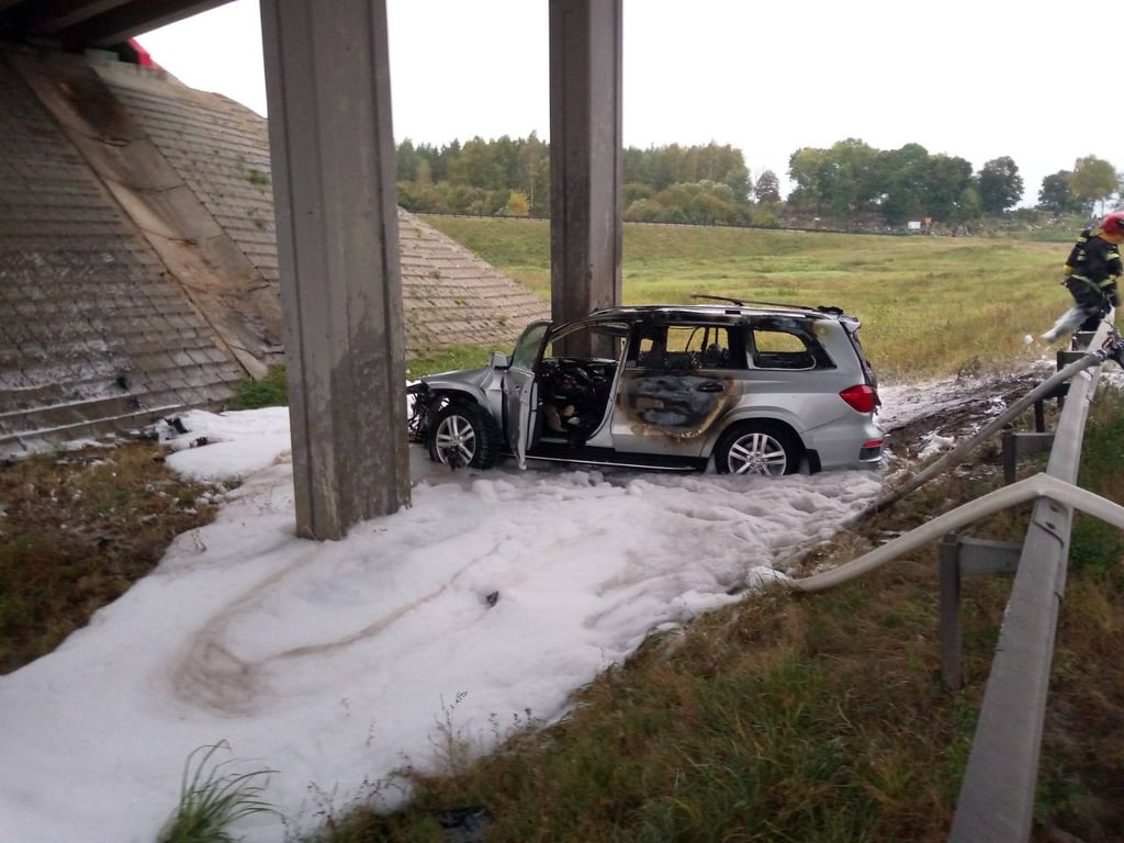 Скорость и трагедия: Mercedes на скорости вылетел с дороги