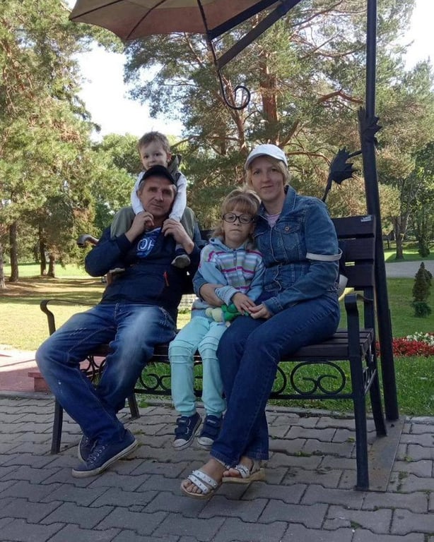 После усыновления ребенка в семье появился и родной. Трогательная история пары из Беларуси