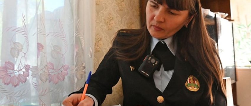 Судебные исполнители: женщины в форме