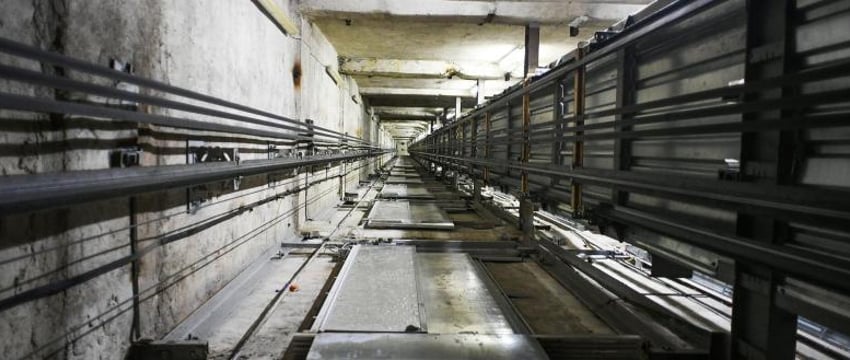 Спасатели вытащили провалившего в шахту лифта минчанина