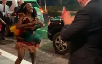 В МИД Беларуси показали, как Алейник не смог пройти мимо тверкающих угандийек — Видео