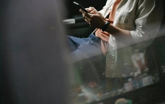 «Они не просто проверяли — они развлекались. Они смеялись над личными сообщениями, обсуждали фотографии»