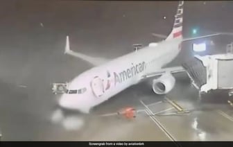 Сильный ветер отталкивает самолет American Airlines от точки посадки