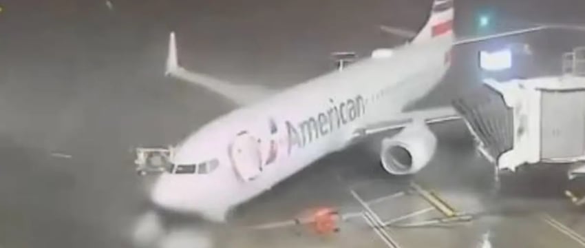 Сильный ветер отталкивает самолет American Airlines от точки посадки