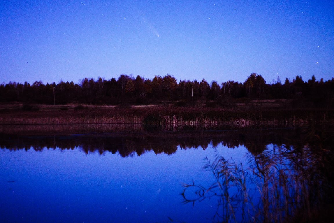 Комета C/2023 A3 (Tsuchinshan–ATLAS) над Боярским озером в Чашникском районе (Витебская область, Беларусь). Фото Сергея Серебро