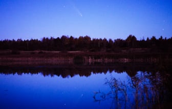 Великая комета смотрится в озера Беларуси. Фотофакт