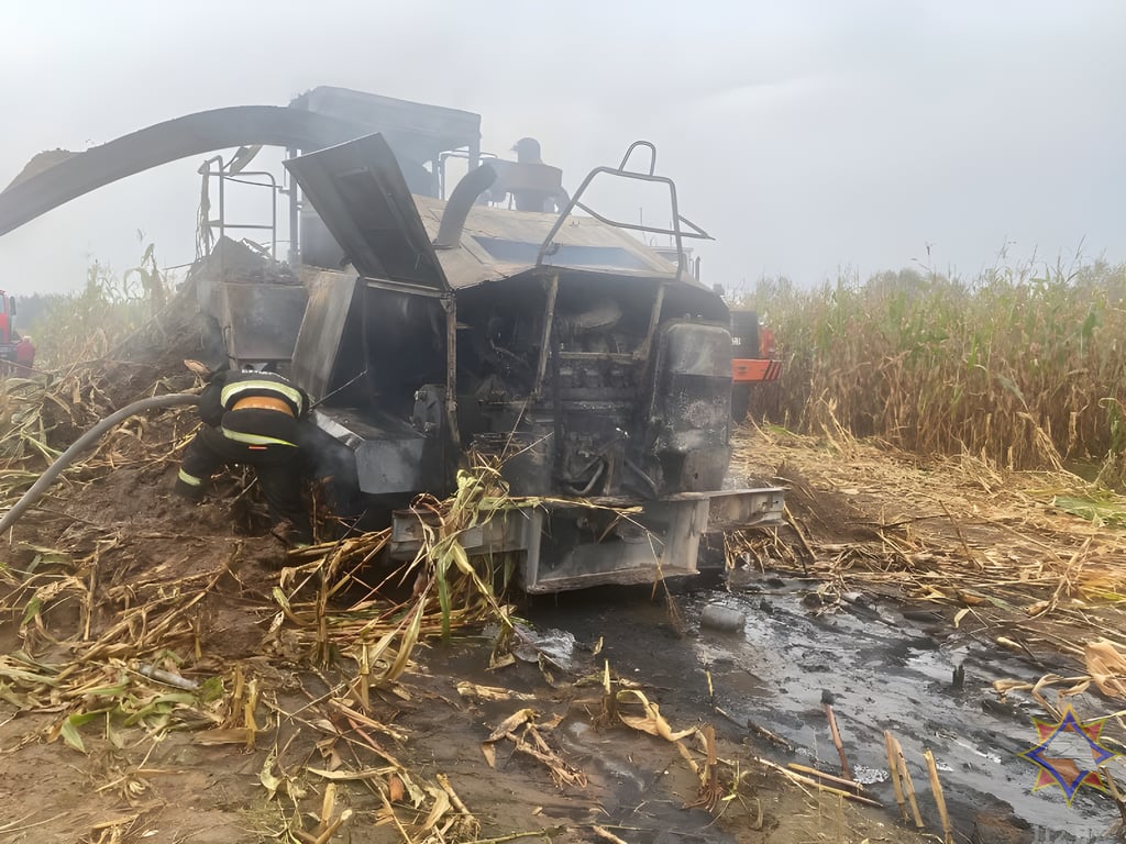 Снова сгорел комбайн, на этот раз в Дубровенском районе. Фото МЧС