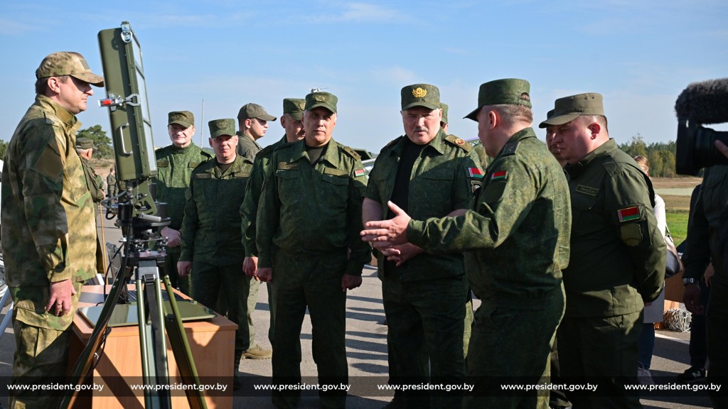 Лукашенко изучил белорусские беспилотники на полигоне в Брестской области
