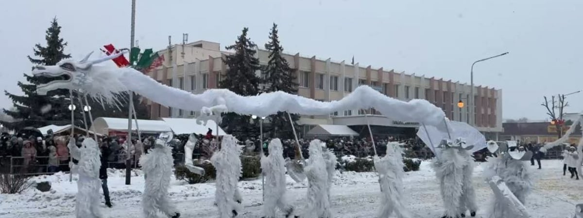 В Пинске заметили гигантского цыпленка и людей с белым драконом. Что за «карнавал»? — Видео