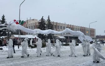 В Пинске заметили гигантского цыпленка и людей с белым драконом. Что за «карнавал»? — Видео