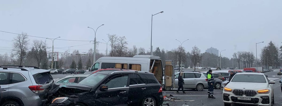 В Минске водитель Mersedes протаранил пять автомобилей — Видео