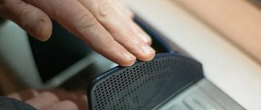 Банкомат «съел» две карточки, а на мужчину завели уголовку. Как так?