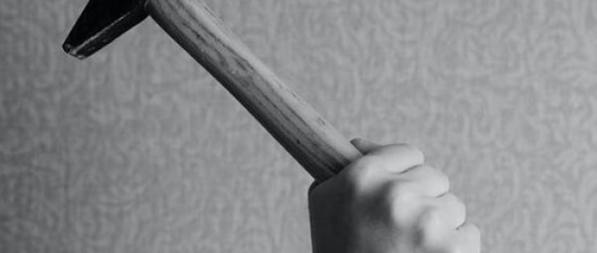 Мужчина с молотком ломился в чужую дверь в Барановичах