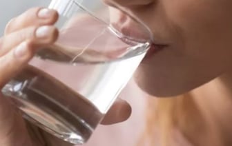 Почему нельзя пить воду во время еды, рассказала врач