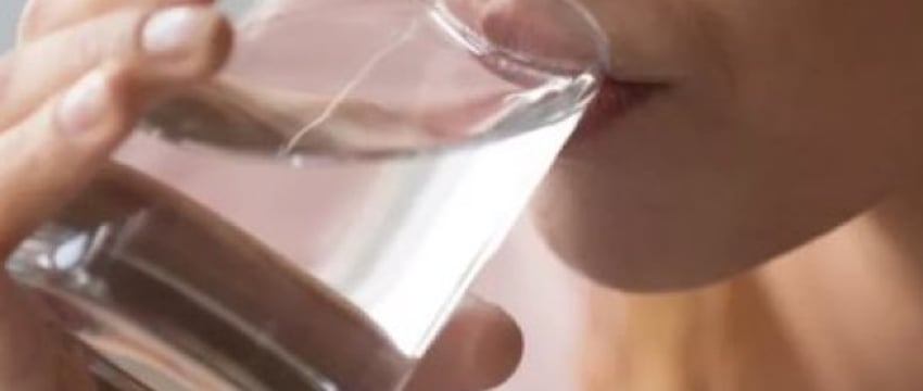 Почему нельзя пить воду во время еды, рассказала врач